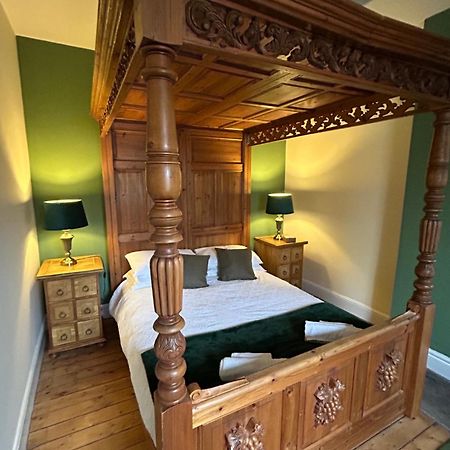 The Buxton Retreat A Luxurious 3-Storey Townhouse With Four Poster Bed And Double Jacuzzi Bath" Bagian luar foto