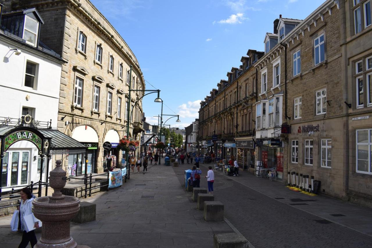 The Buxton Retreat A Luxurious 3-Storey Townhouse With Four Poster Bed And Double Jacuzzi Bath" Bagian luar foto