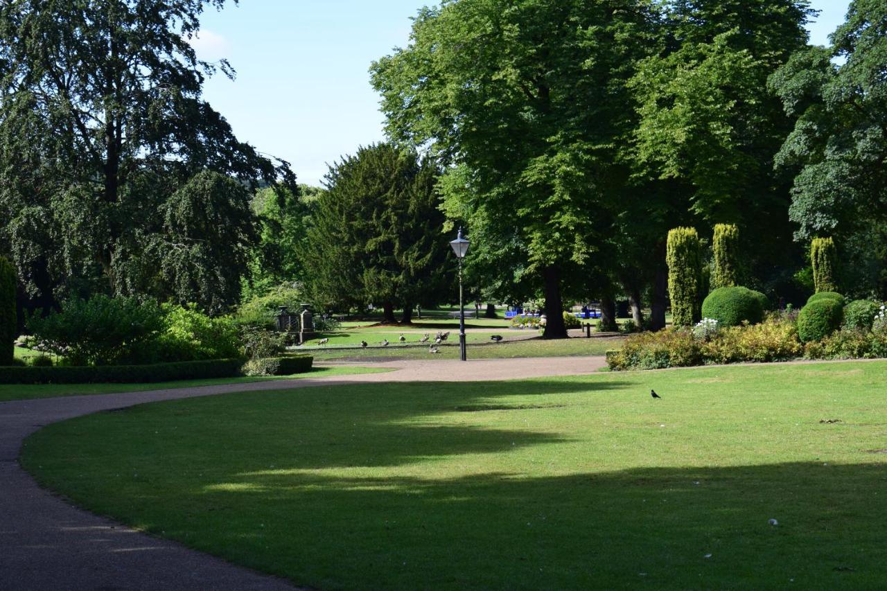 The Buxton Retreat A Luxurious 3-Storey Townhouse With Four Poster Bed And Double Jacuzzi Bath" Bagian luar foto