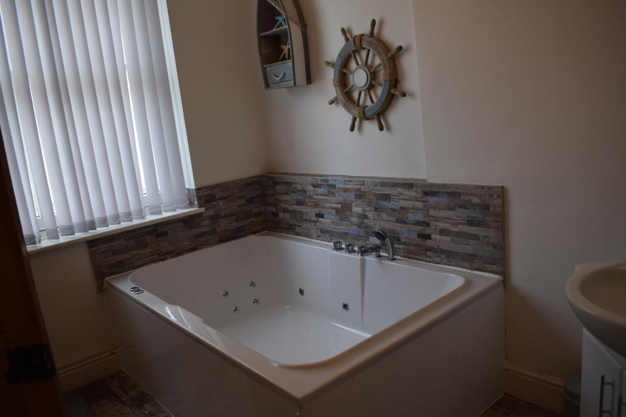 The Buxton Retreat A Luxurious 3-Storey Townhouse With Four Poster Bed And Double Jacuzzi Bath" Bagian luar foto