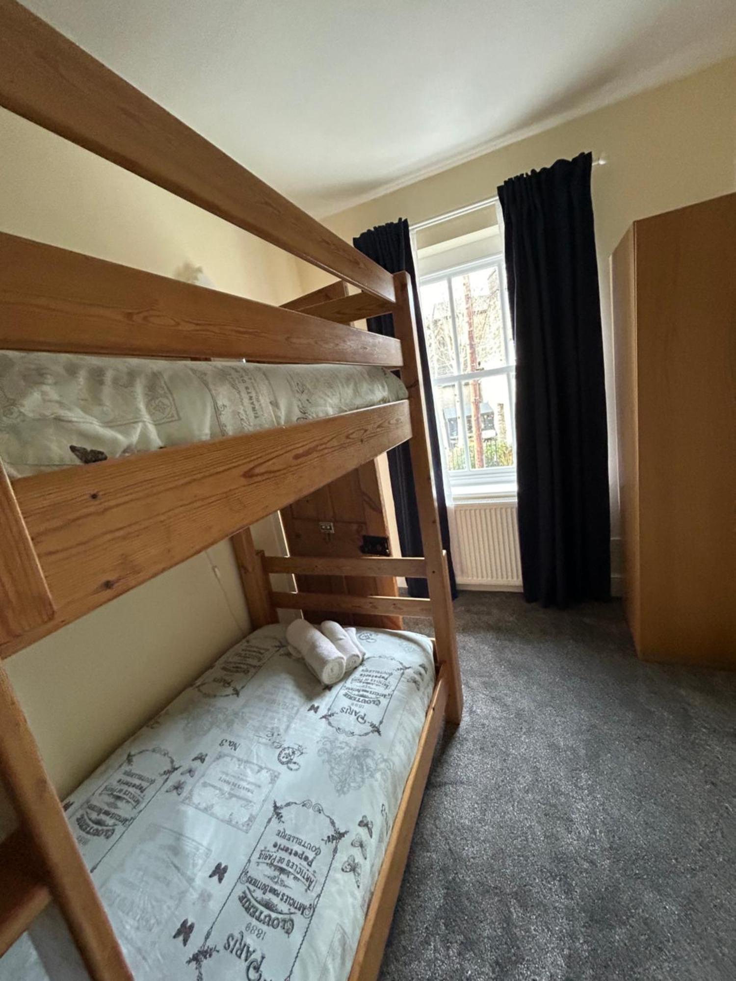 The Buxton Retreat A Luxurious 3-Storey Townhouse With Four Poster Bed And Double Jacuzzi Bath" Bagian luar foto