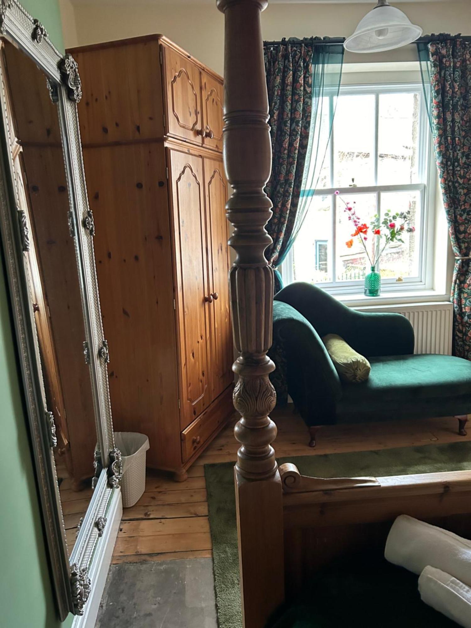 The Buxton Retreat A Luxurious 3-Storey Townhouse With Four Poster Bed And Double Jacuzzi Bath" Bagian luar foto