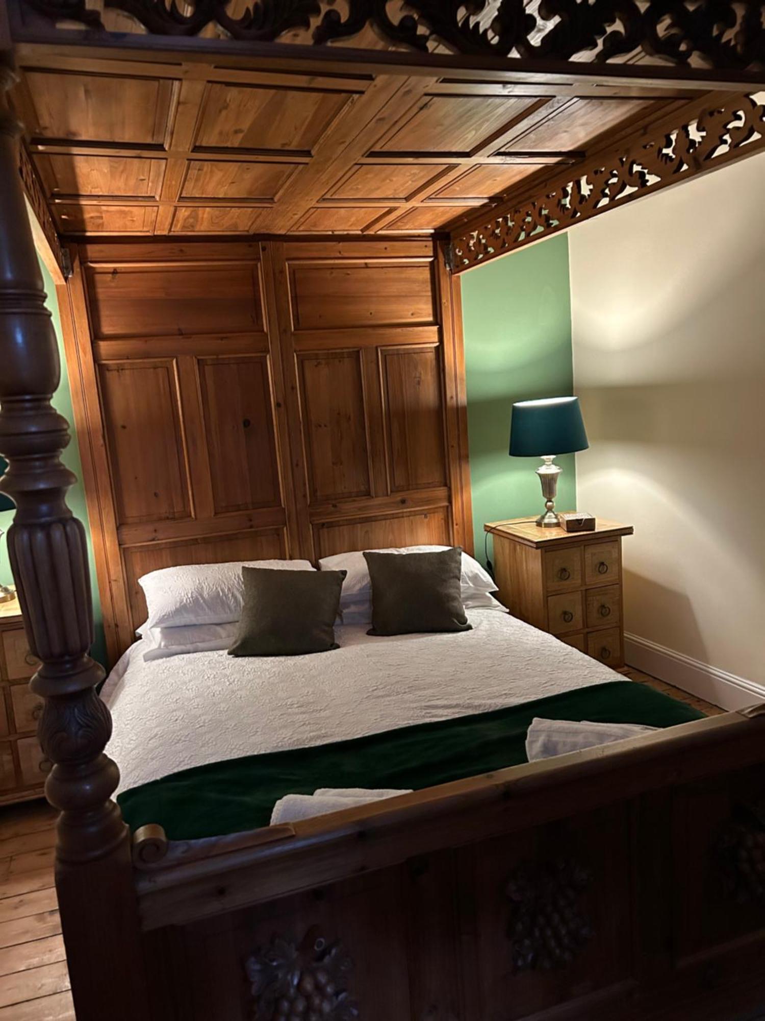 The Buxton Retreat A Luxurious 3-Storey Townhouse With Four Poster Bed And Double Jacuzzi Bath" Bagian luar foto
