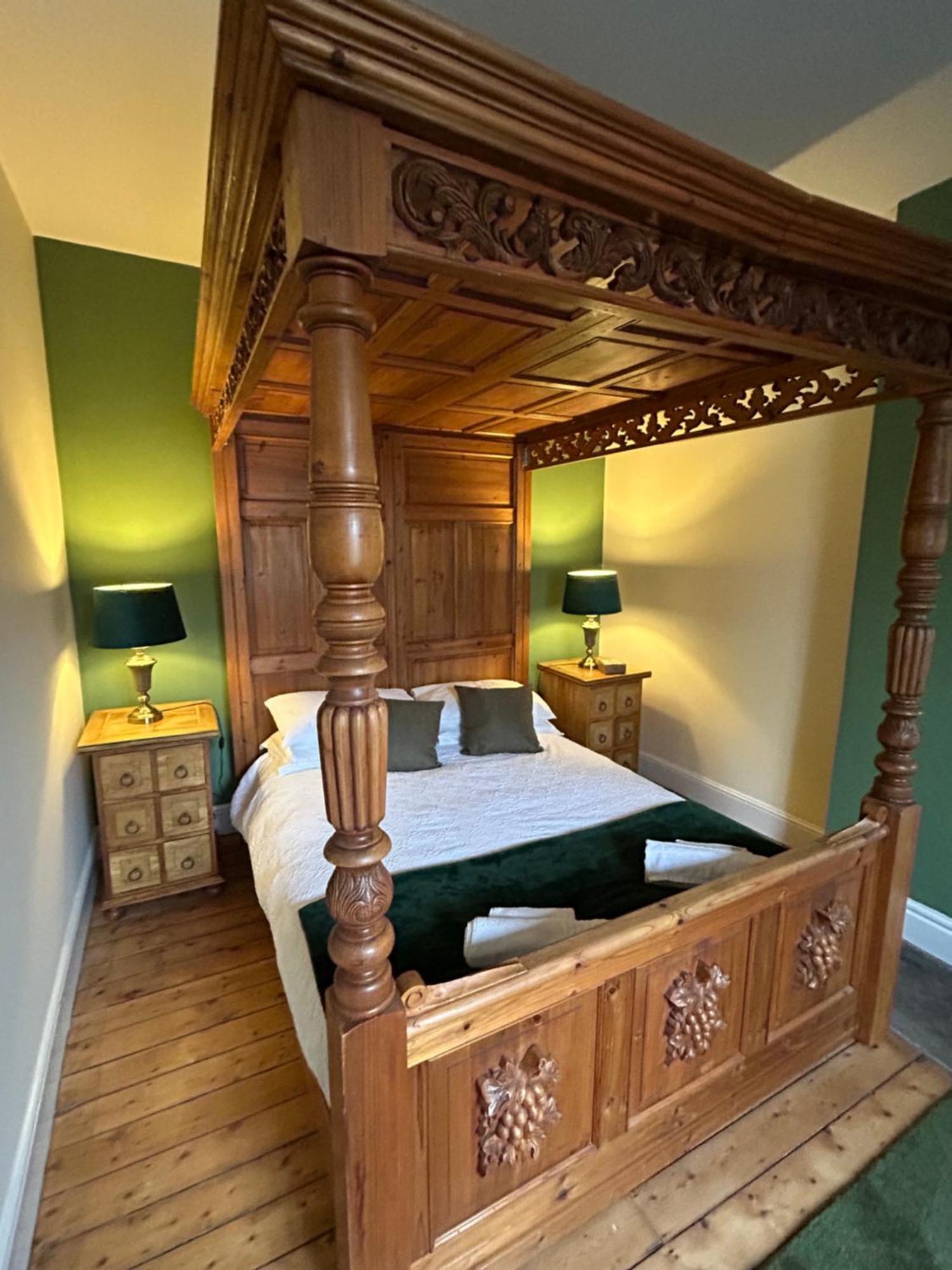 The Buxton Retreat A Luxurious 3-Storey Townhouse With Four Poster Bed And Double Jacuzzi Bath" Bagian luar foto